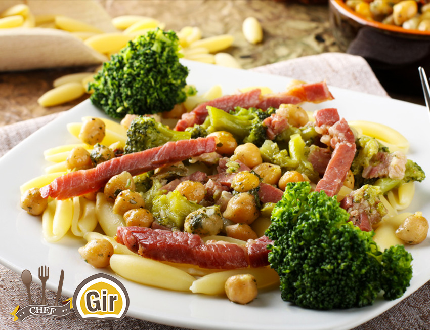 Cavatellini-con-crema-di-broccoli,-ceci-e-pancetta-con-logo